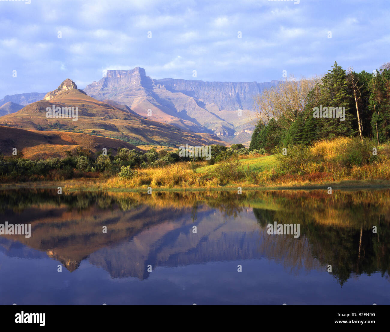 Una vista panoramica della Cattedrale di picco e il Drakensberg dal attraverso un lago di montagna nella Royal Natal National Park Foto Stock