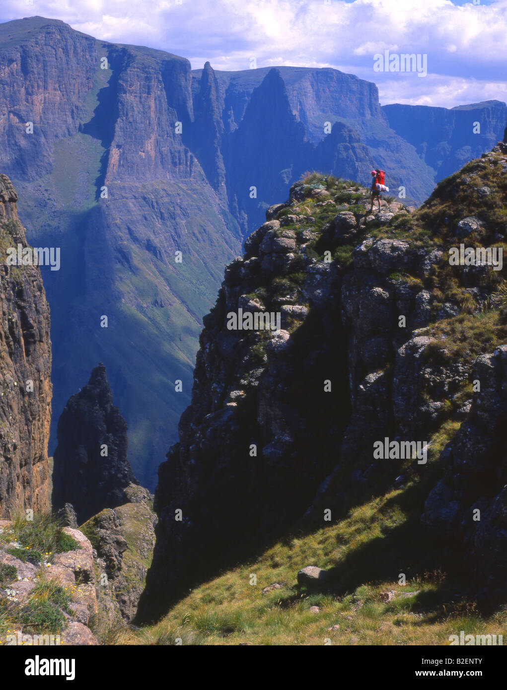 Escursionista su Mweni Pass, Drakensberg, Foto Stock