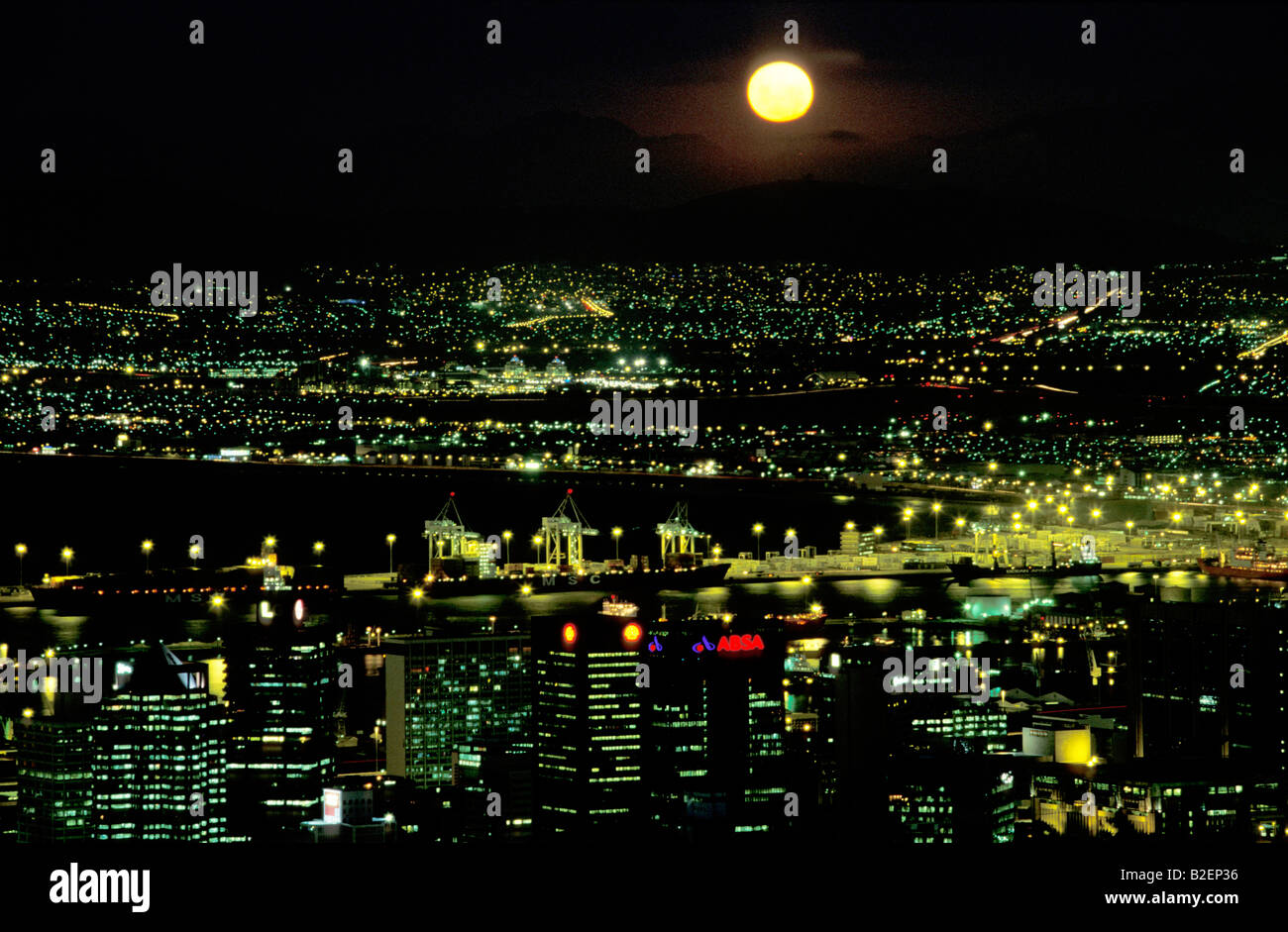 Luna salire oltre la città visto dalla collina di segnale Foto Stock