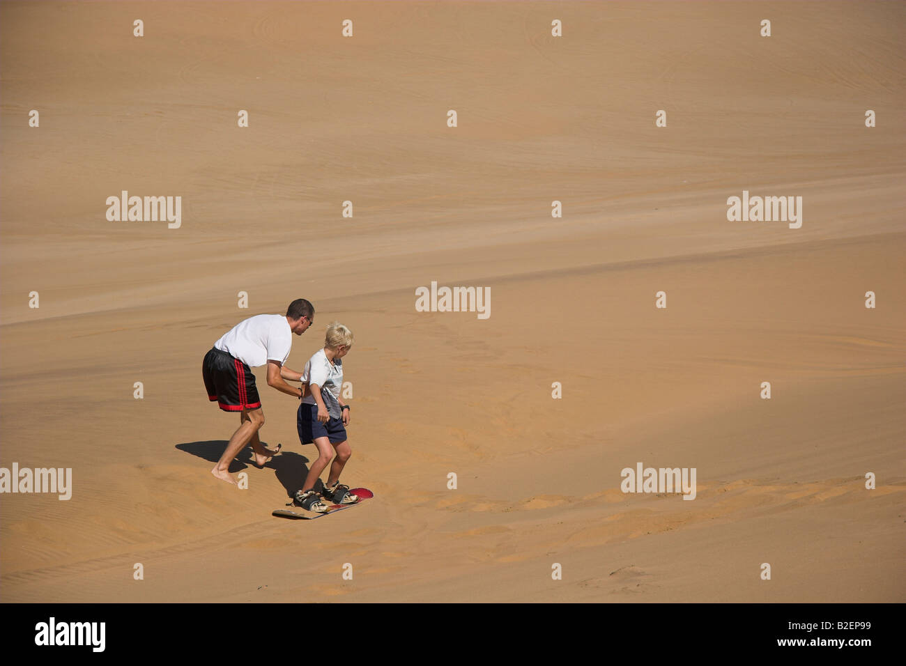 Ragazzo sand boarding su Walvis Bay dune 7 Foto Stock