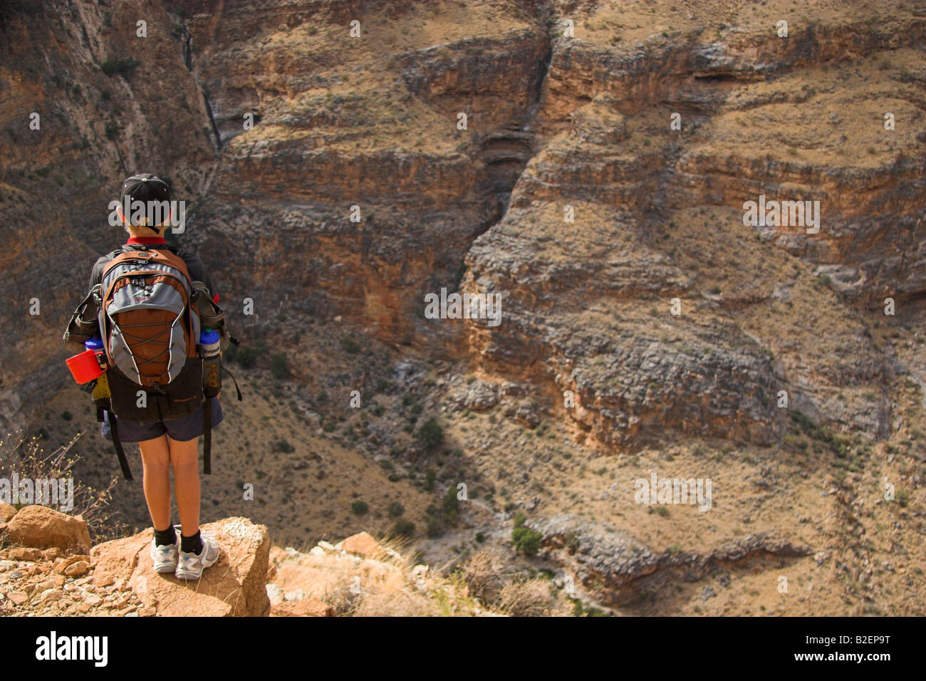 Ragazzo del Naukluft sentiero escursionistico guardando in giù in una stretta gola Foto Stock