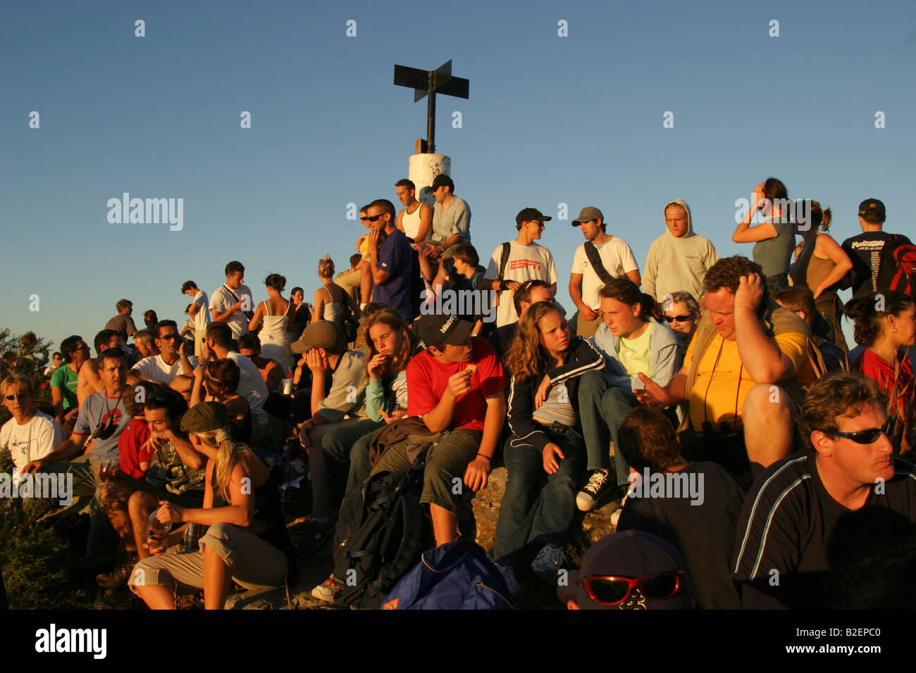 La folla di persone al vertice dei Lions Head al tramonto in attesa della luna piena Foto Stock