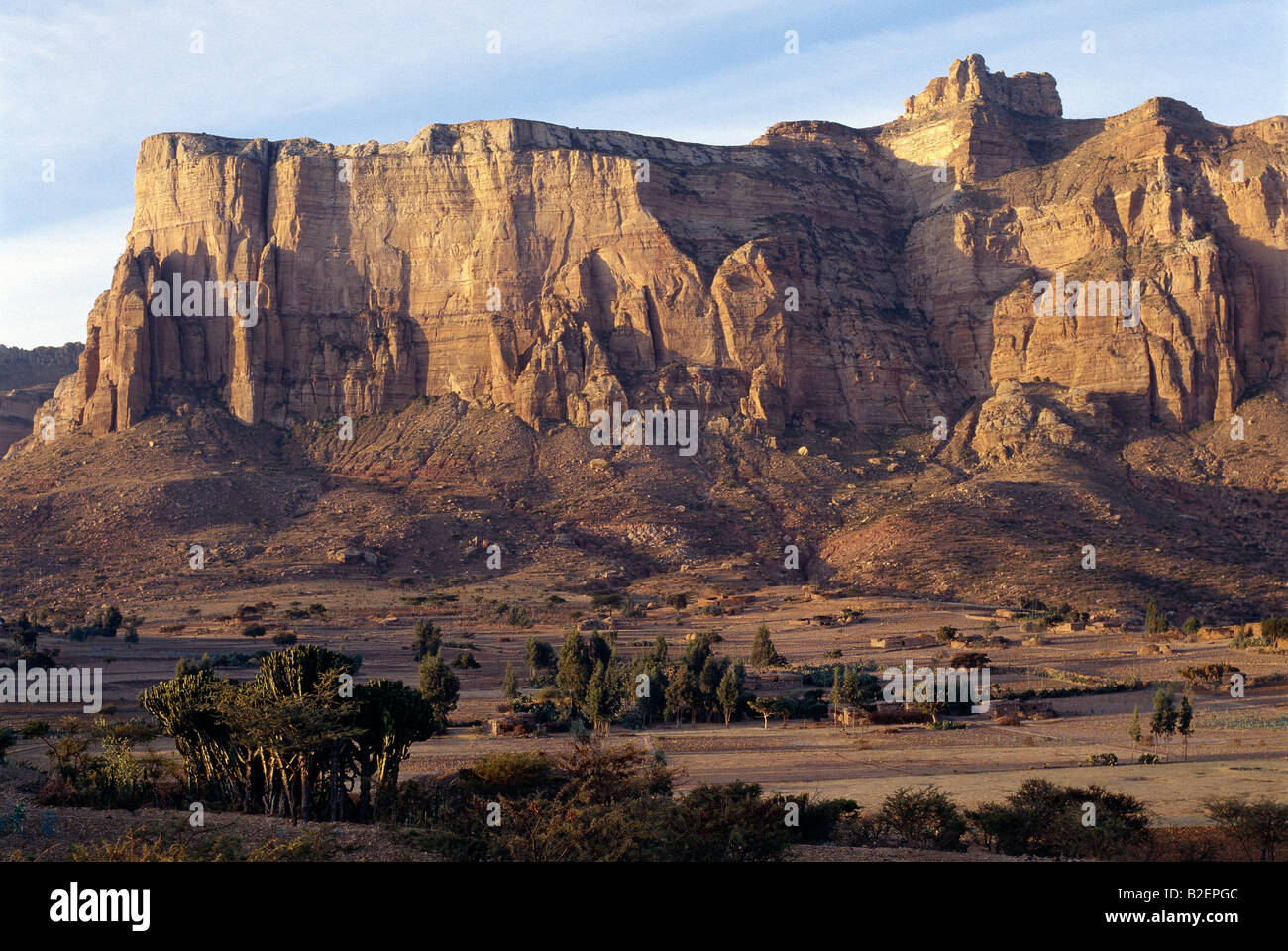 Nella luce dorata di mattina presto, la spettacolare Gheralta nelle montagne del nord del Etiopia dwarf Tigray fattorie. Foto Stock