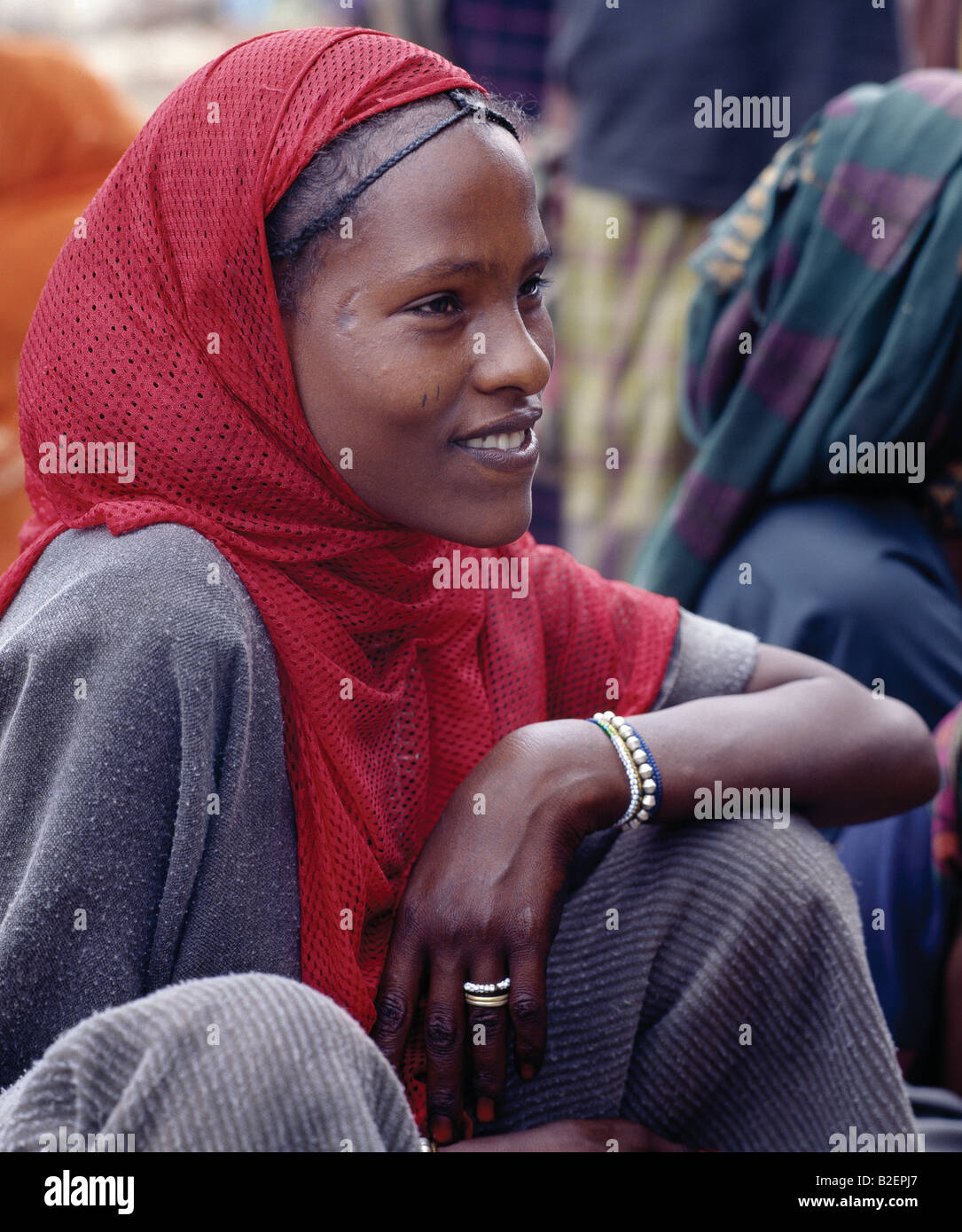Una donna attraente a Bati mercato. Bati è il più grande mercato all'aperto in Etiopia. Foto Stock