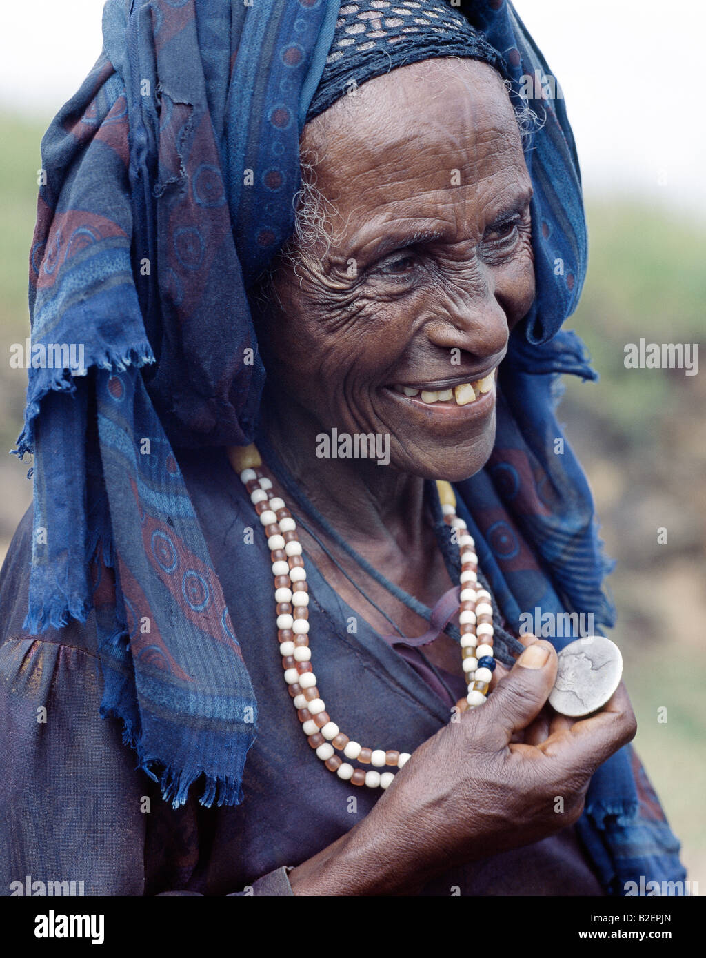 Un vecchio Oromo donna indossa una collana e un ciondolo realizzato da Maria Theresa thaler una vecchia moneta d'argento coniate in Austria. Foto Stock