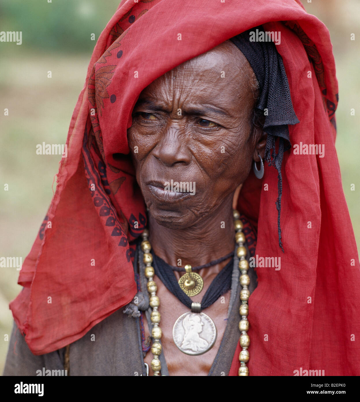 Una vecchia donna Oromo indossa una collana in ottone e pendente, ed un argento Ciondolo realizzato da Maria Theresa thaler. Foto Stock