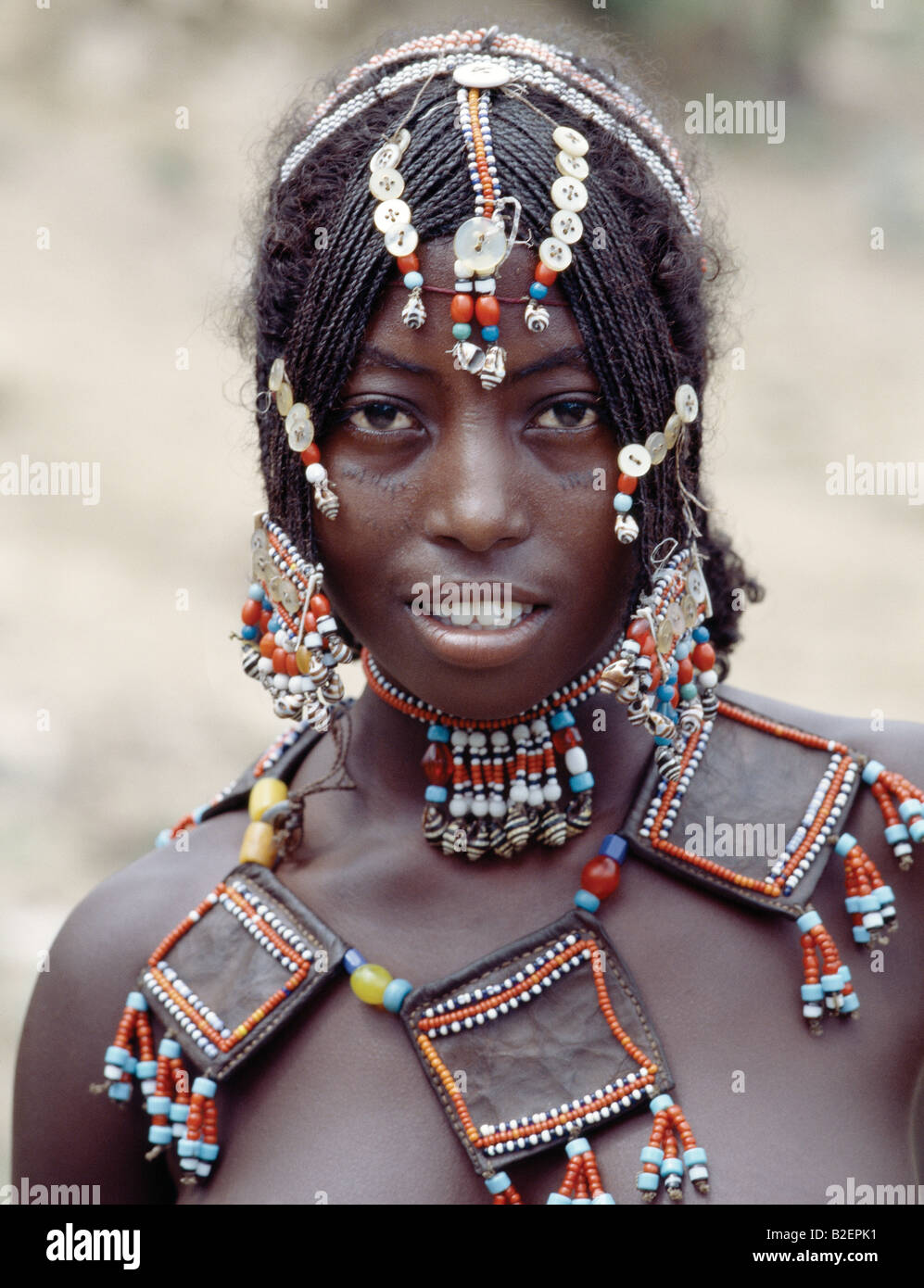 Una giovane ragazza Afar al mercato Senbete. La sua riccamente decorate acconciatura e gioielli di perline sono tipiche delle ragazze nubili. Foto Stock