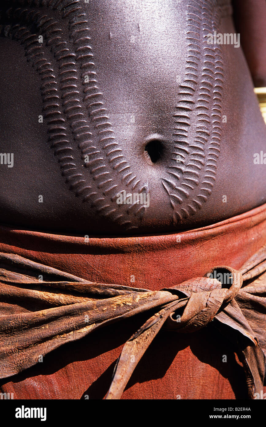 Un Nyangatom donna con cicatrici ornamentali sul suo stomaco. Il scarrs  sono realizzati con un rasoio e poi infettate con la cenere Foto stock -  Alamy