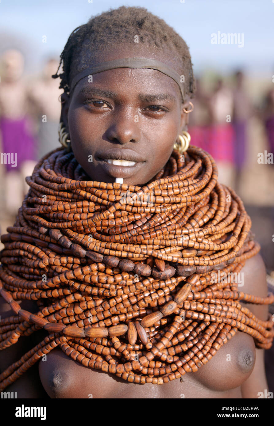 Un Nyag'atom donna indossa numerosi filoni di perline di legno.L'Nyag atom sono una delle tribù più grandi. Foto Stock