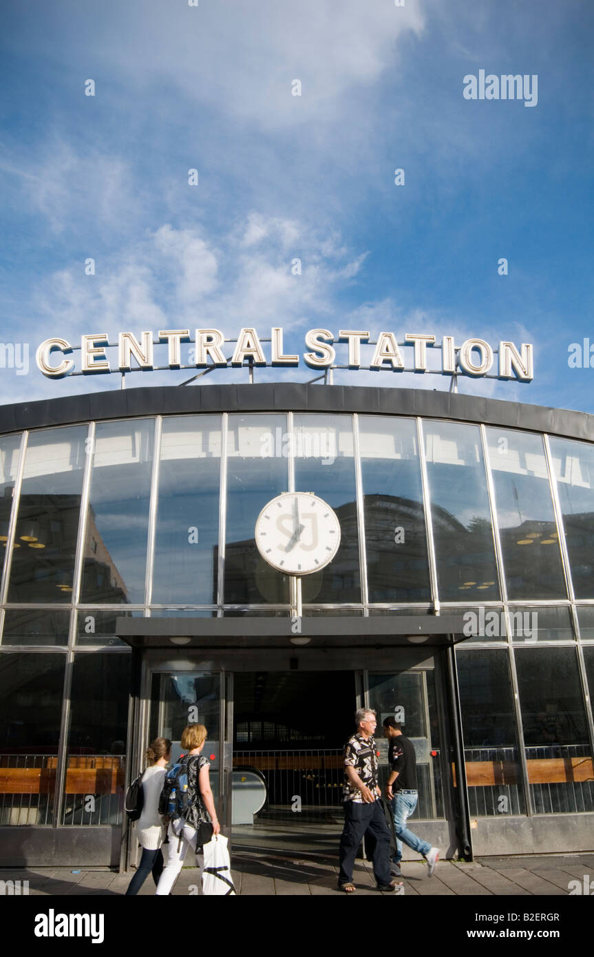 La stazione centrale di Stoccolma treno svezia svedese di " commuters " estate rotaia ferroviaria blue sky viaggi di trasporto Foto Stock
