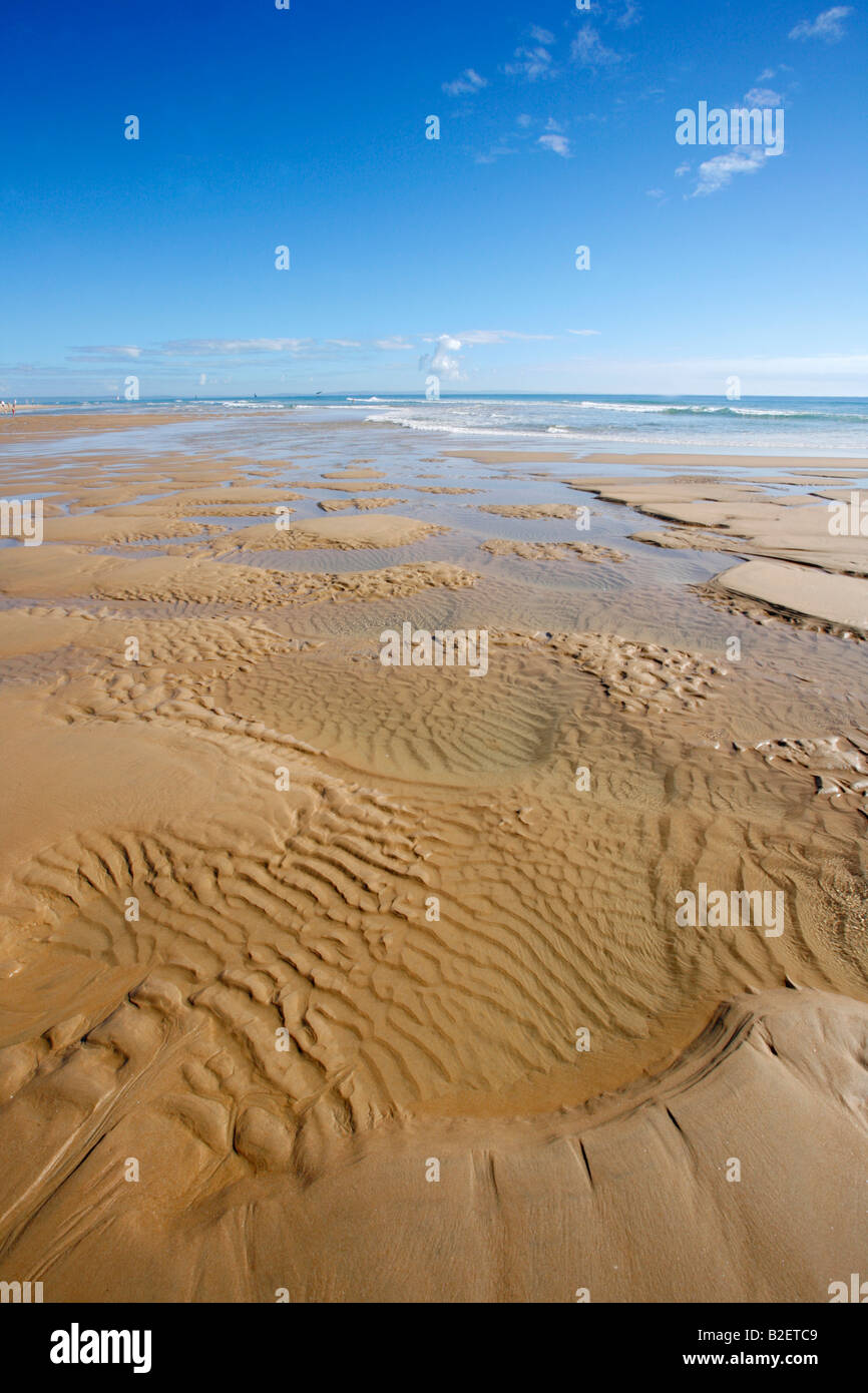 Ripples in sabbia a bassa marea su una delle bellissime spiagge sulla costa del Mozambico Foto Stock