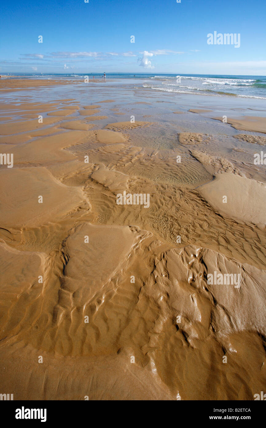 Ripples in sabbia a bassa marea su una delle bellissime spiagge sulla costa del Mozambico Foto Stock