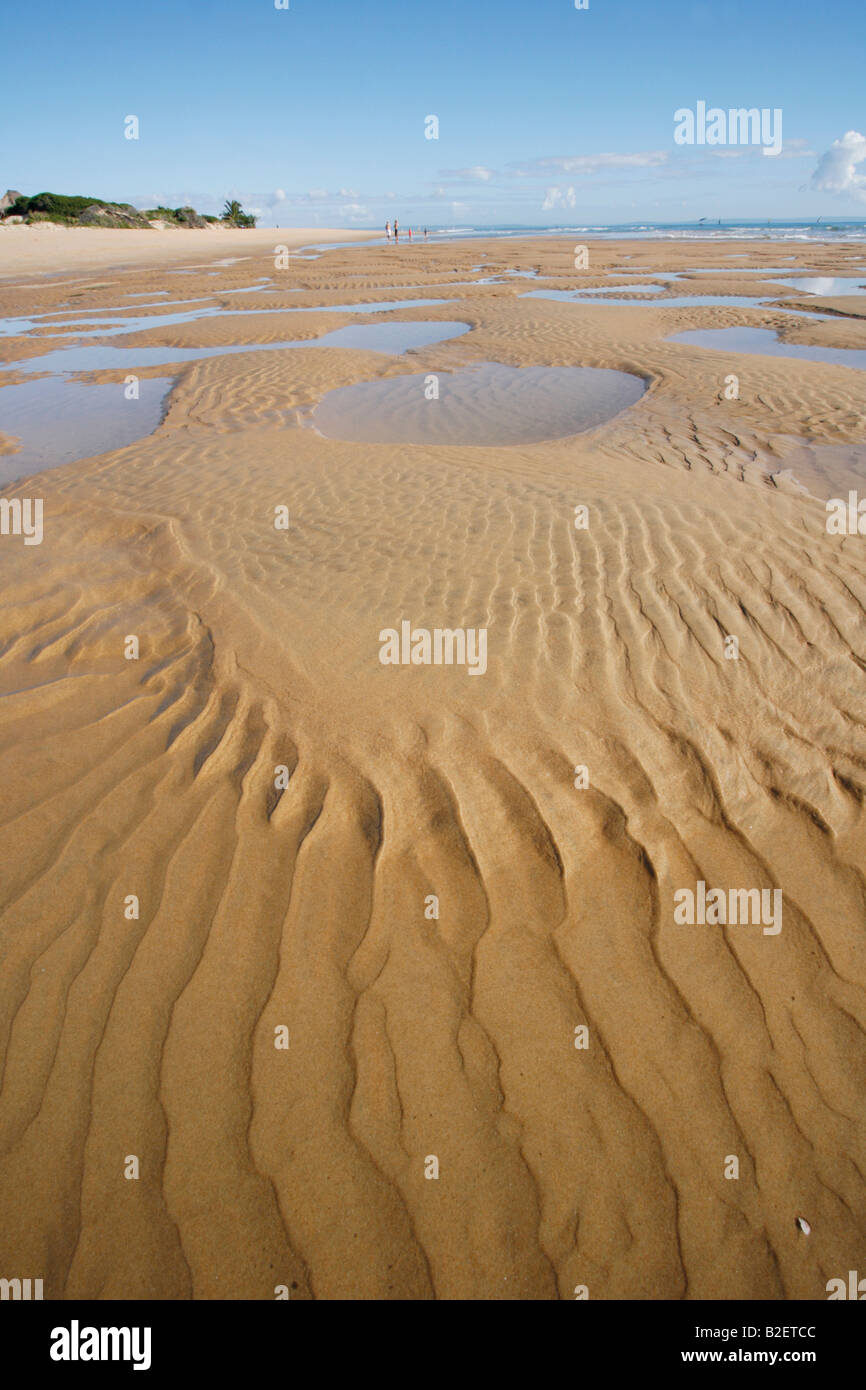 Ripples in sabbia a bassa marea su una delle bellissime spiagge sulla costa del Mozambico Foto Stock