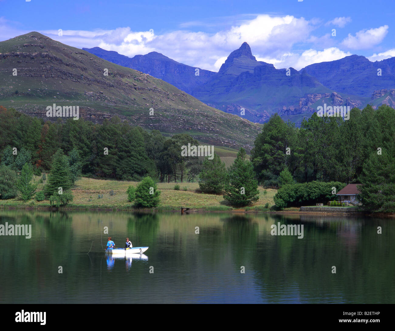 Due pescatore in una barca da pesca su un lago nel sud del Drakensberg Foto Stock