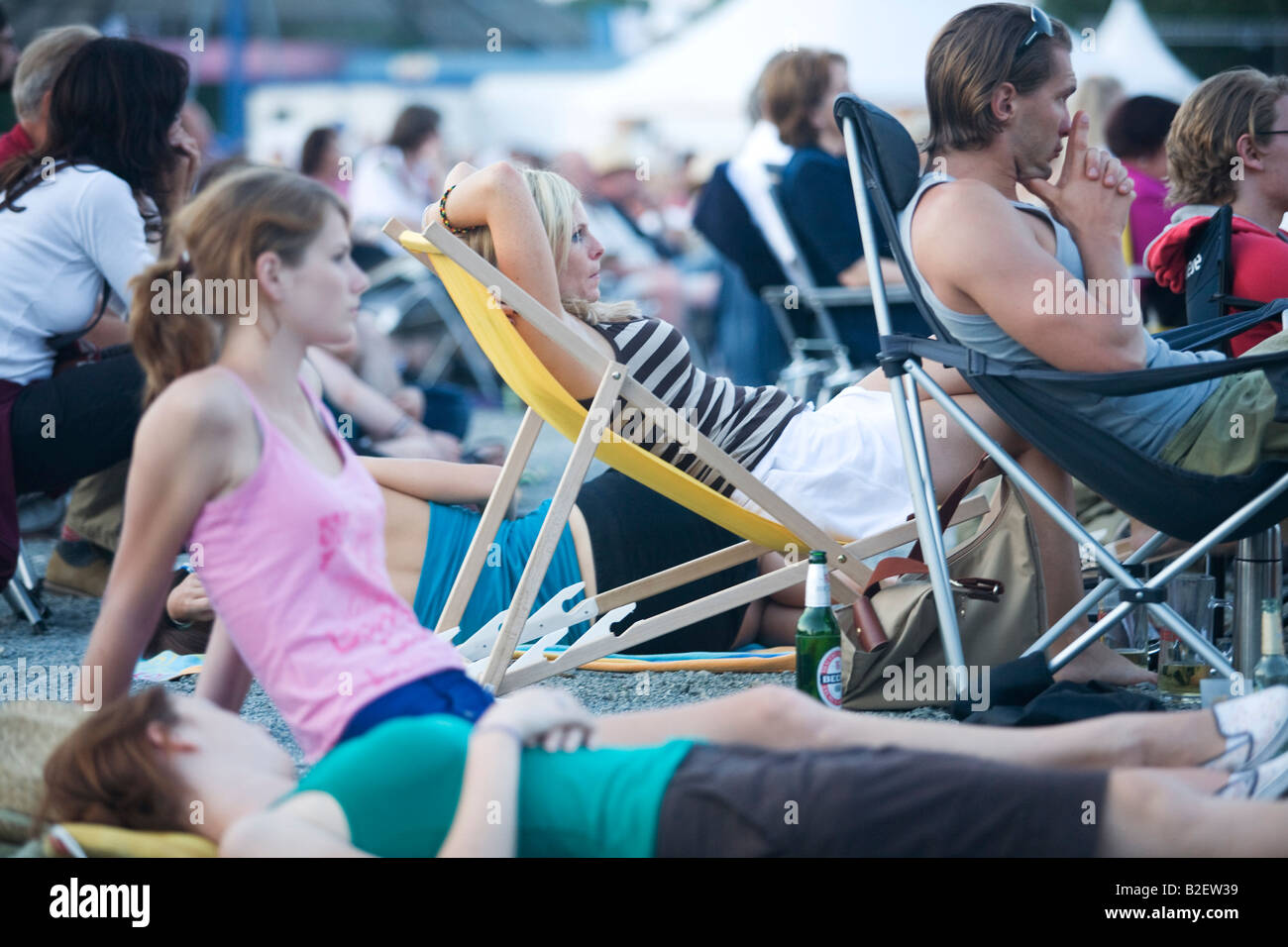 Gli spettatori presso la visualizzazione pubblica di Richard Wagner opera "l'Mastersingers di Norimberga' nella città tedesca di Bayreuth, Germania Europa Foto Stock