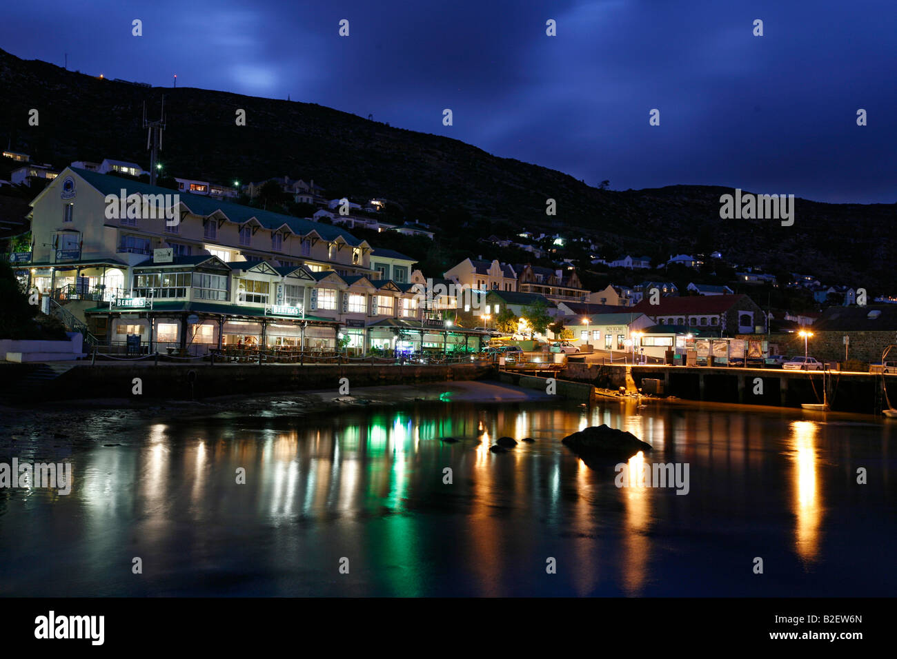 Luci riflesse in acqua durante la notte presso la città di Simon waterfront Foto Stock
