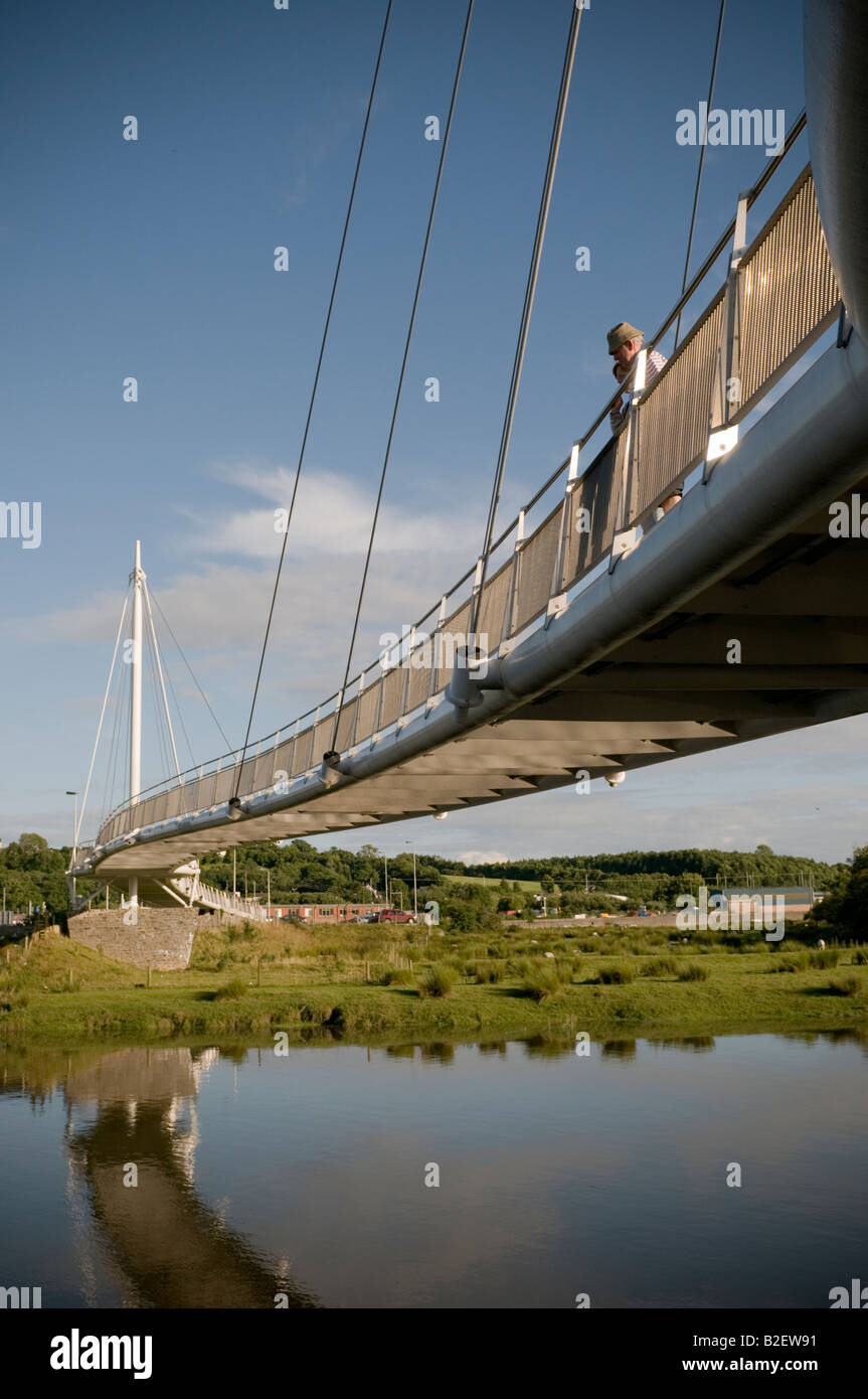 Pont re Morgan sospensione passerella sul fiume Tywi a Carmarthen Wales UK Foto Stock