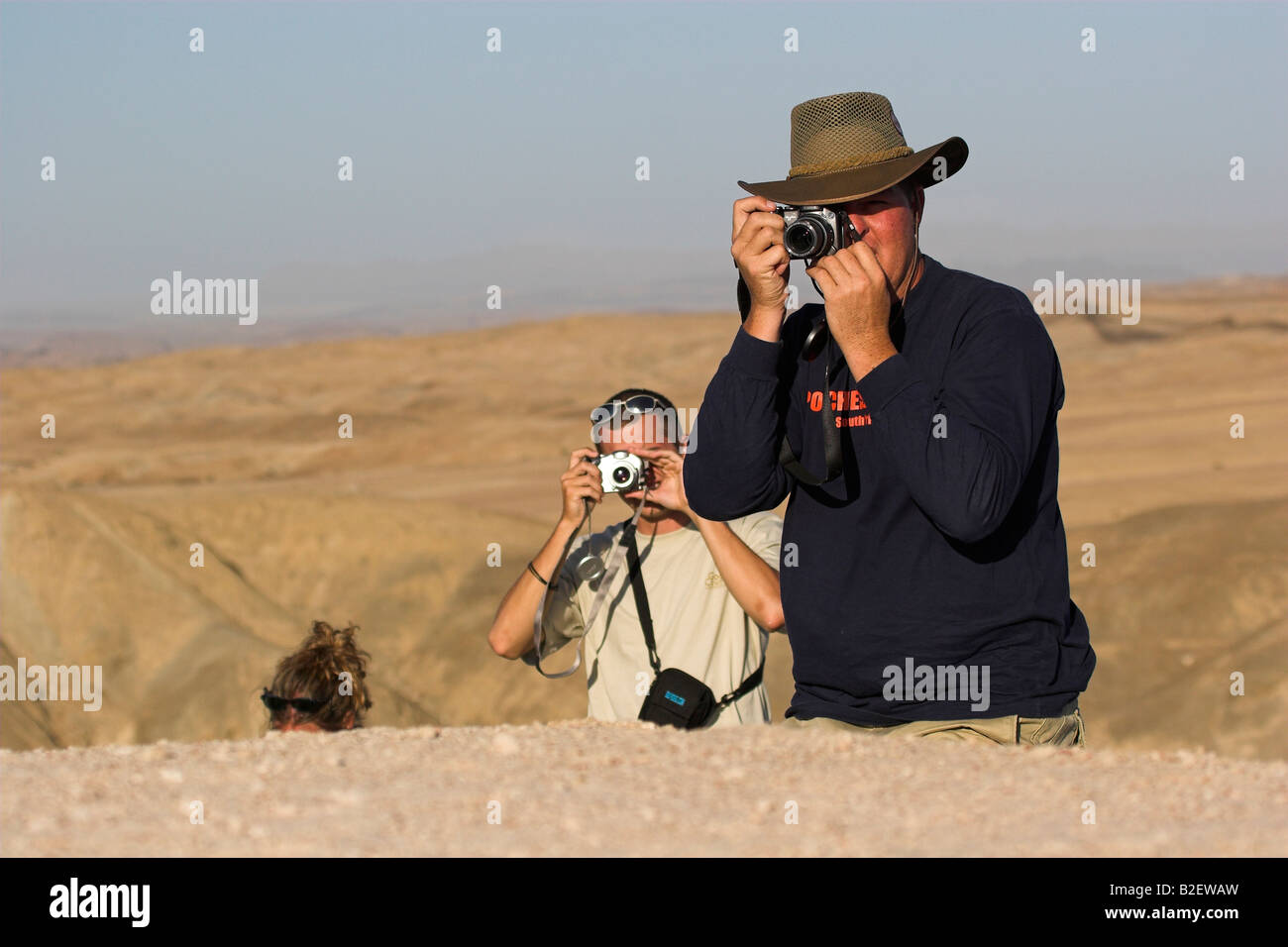 I turisti fotografare 'Moon paesaggio paesaggio nel Parco Namib-Naukluft Foto Stock