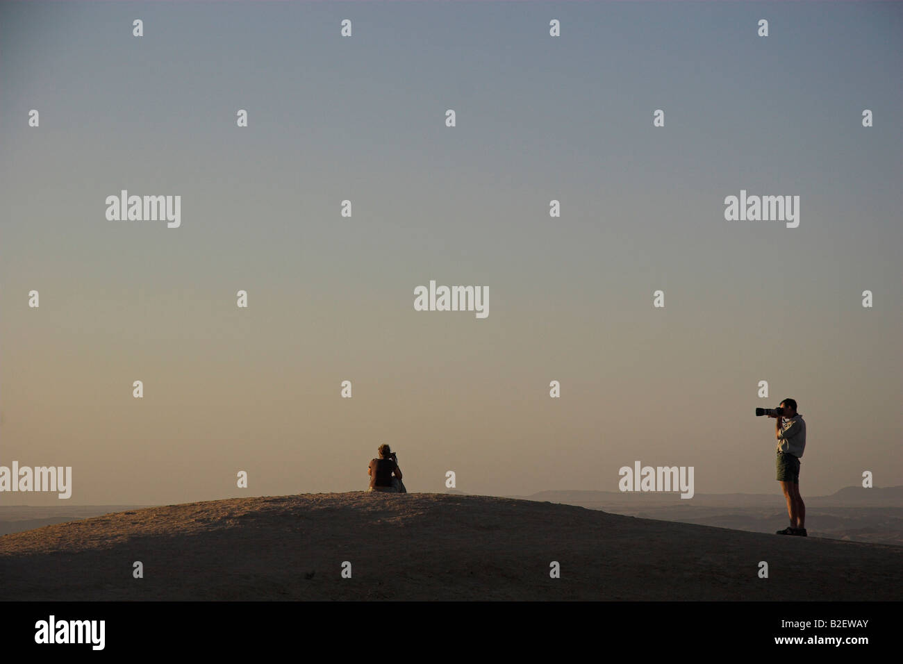 Fotografo con lente lungo fotografare paesaggio lunare' paesaggi del Parco Namib-Naukluft Foto Stock