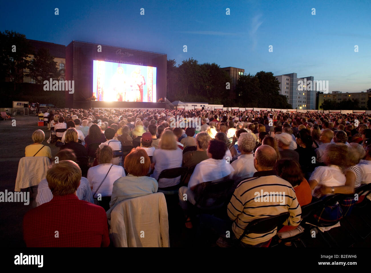 Gli spettatori presso la visualizzazione pubblica di Richard Wagner opera "l'Mastersingers di Norimberga' nella città tedesca di Bayreuth, Germania Europa Foto Stock