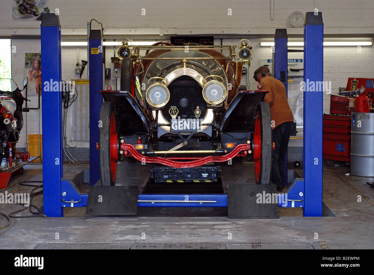 Chitty Chitty Bang Bang automobile avente un servizio e MOT test Foto Stock