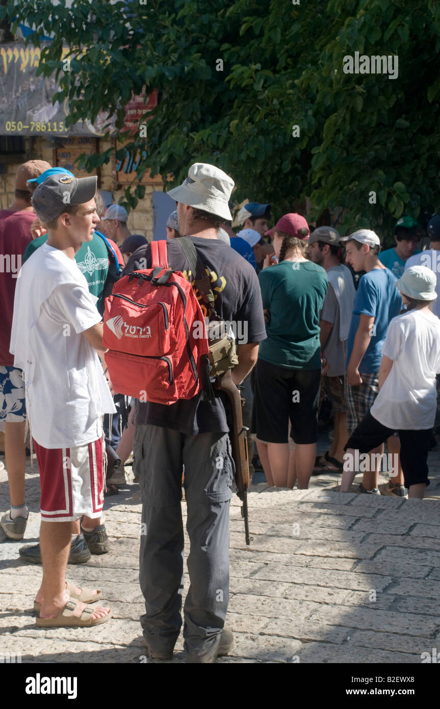Israele Galilea superiore i drusi villaggio di Peki in una guardia armata scortando un gruppo di giovani turisti Foto Stock