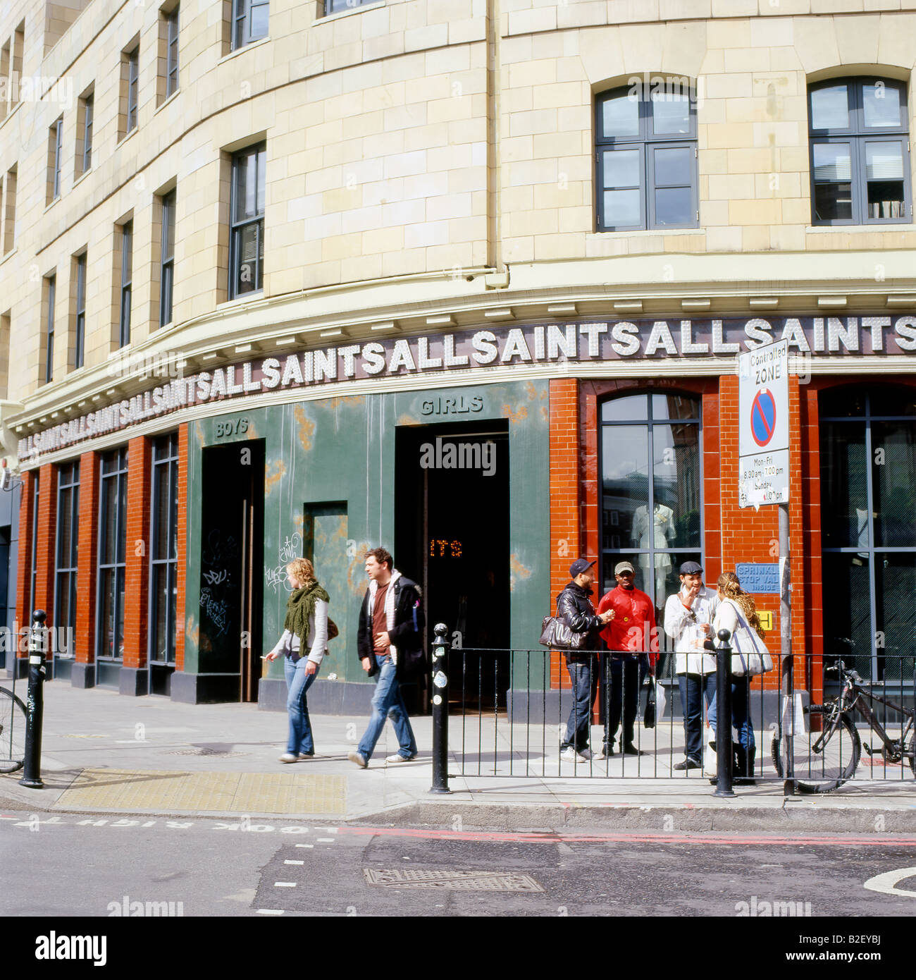 Le persone al di fuori di tutti i Santi negozio di abbigliamento a Hanbury Street e la strada commerciale Spitalfields East London REGNO UNITO KATHY DEWITT Foto Stock