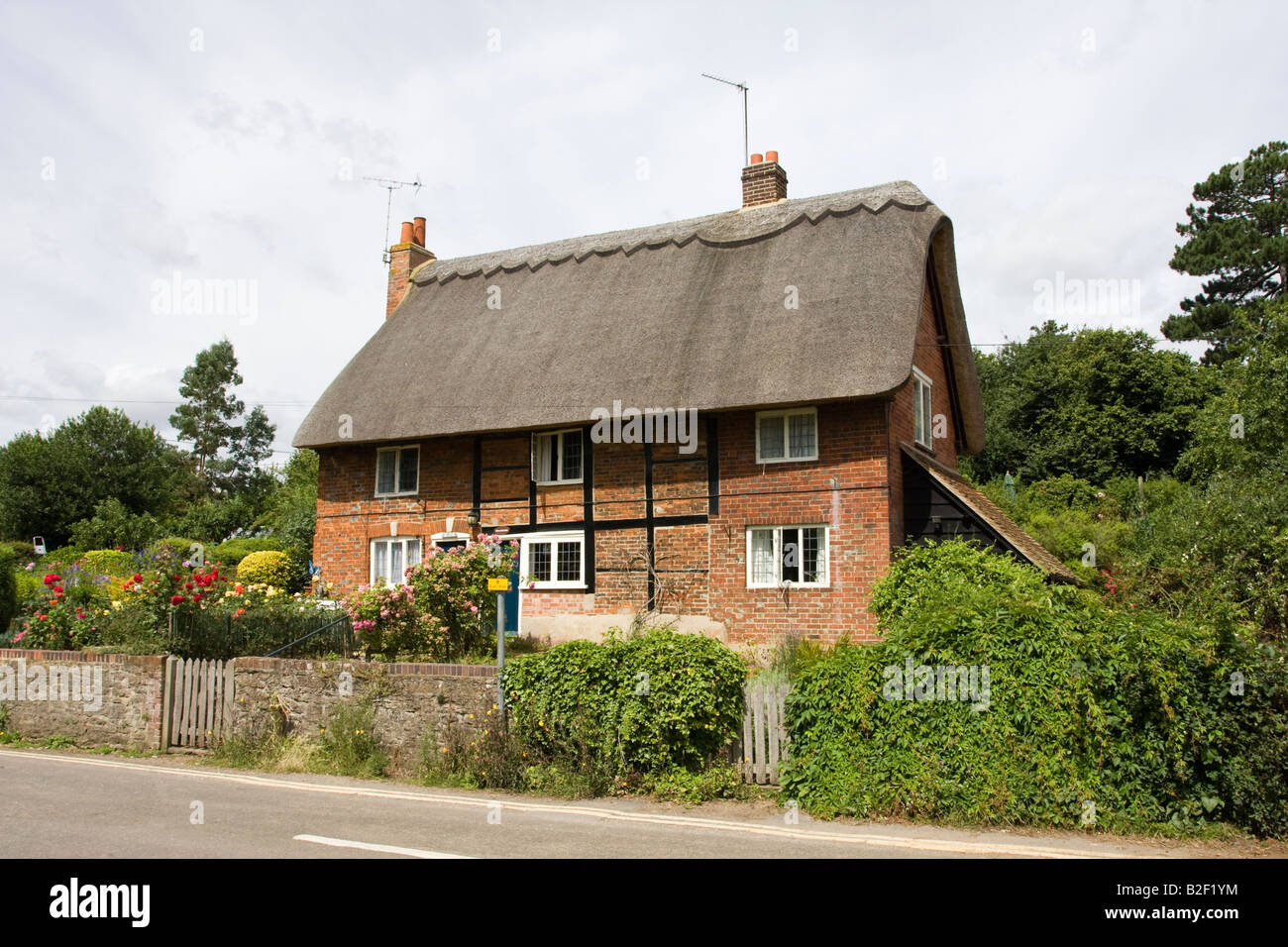 Cottage con il tetto di paglia presso la Clifton Hampden Oxfordshire Foto Stock