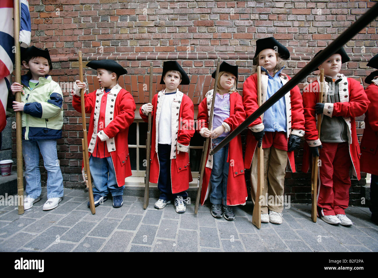 Bambini vestire come cappotti rossi durante una rievocazione storica del  massacro di Boston al di fuori della Old State House di Boston Foto stock -  Alamy