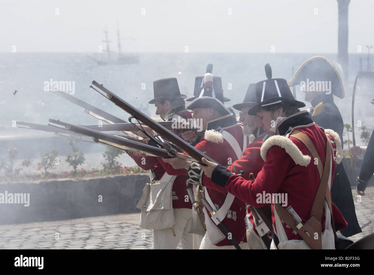 Un gruppo di British Royal Marine il puntamento e la cottura durante una rievocazione storica del 1797 Battaglia di Santa Cruz Tenerife Foto Stock