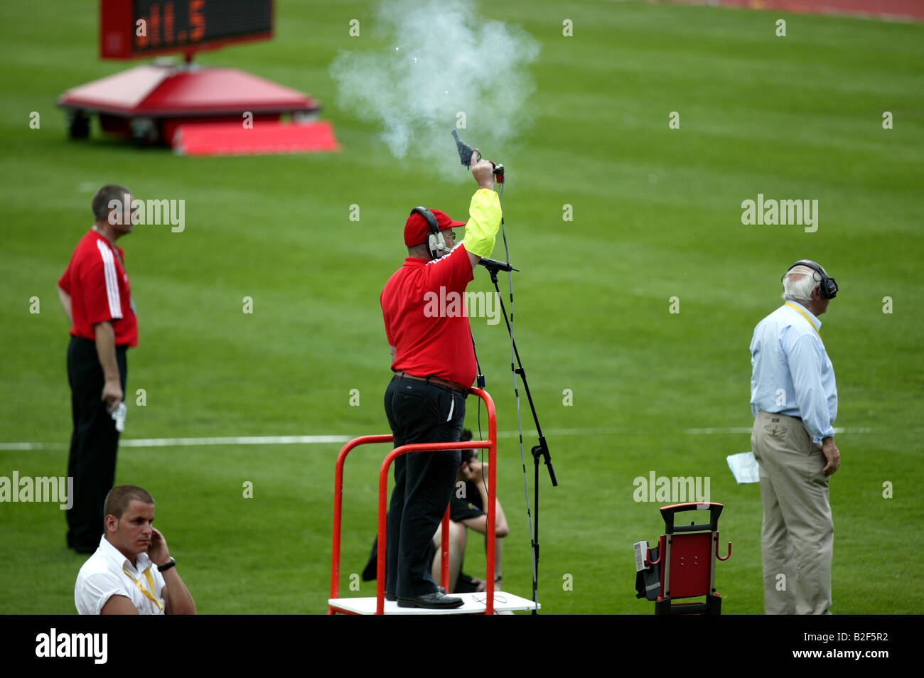 Bang un motorino di avviamento su un podio sparare una pistola di partenza al Aviva London Grand Prix Foto Stock