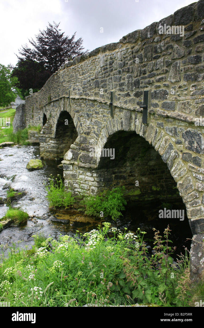 Il road bridge spanning est Dart River a Postbridge in Dartmoor Devon, Inghilterra Foto Stock