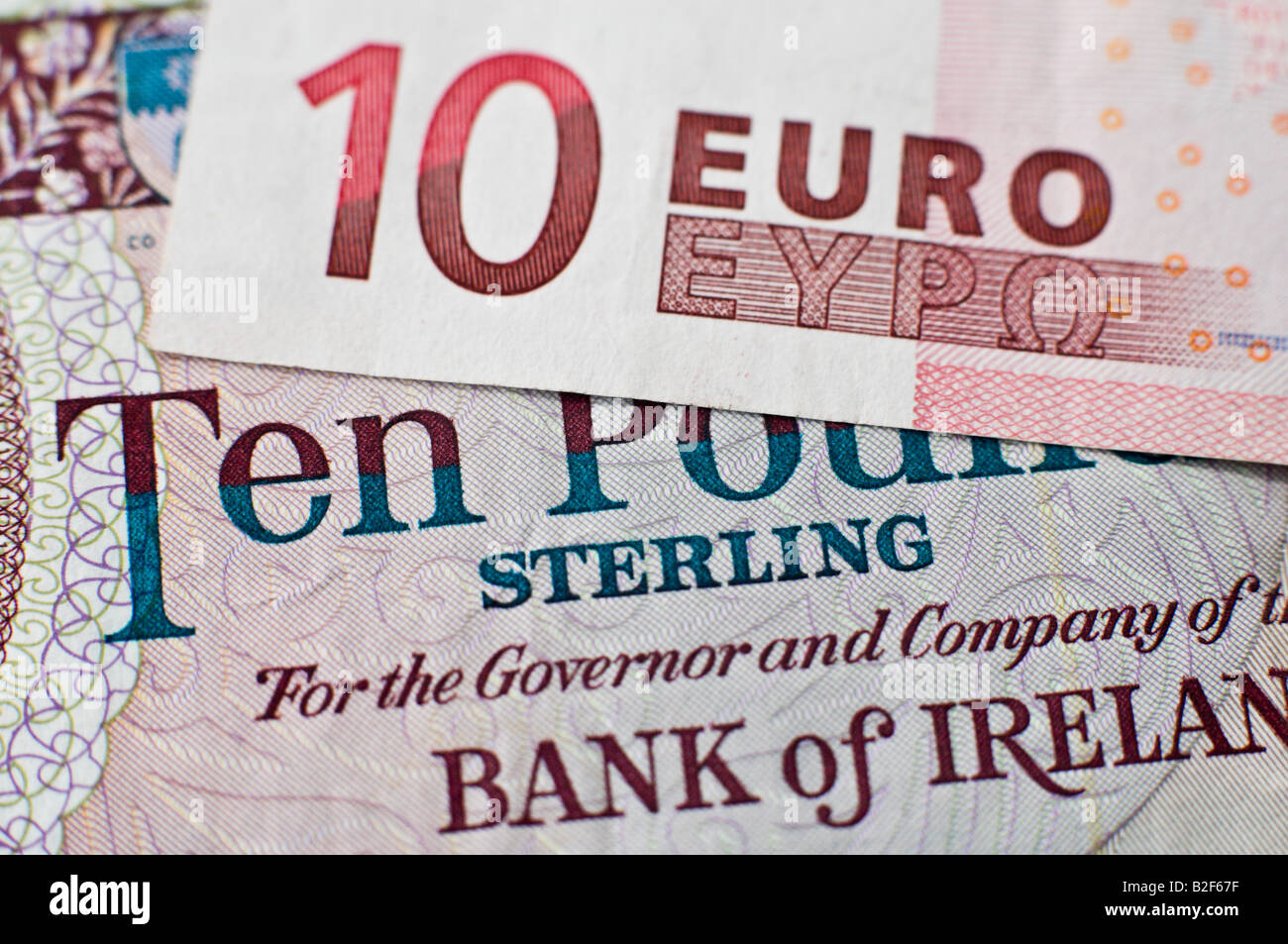 10 di banconote in euro al di sopra di una banca centrale di Irlanda nota banca Foto Stock