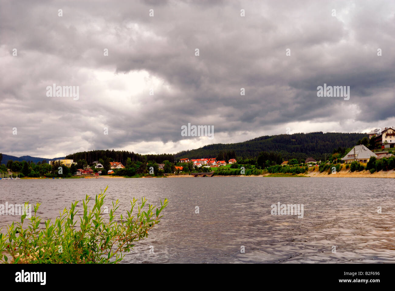 Schluchsee è il più grande lago della Foresta Nera a sette chilometri di lunghezza da 1 a 4 chilometri e largo 61 metri di profondità è un artifi Foto Stock