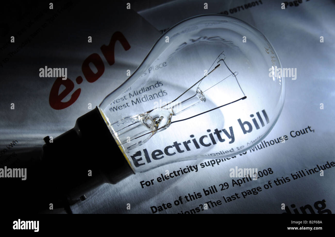 BRITISH E-SULLA FAMIGLIA BOLLETTA ELETTRICA CON LAMPADINA,UK. Foto Stock