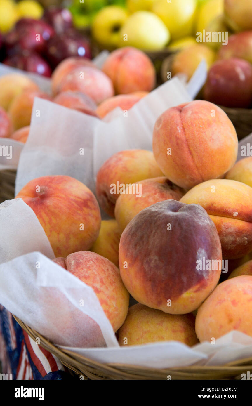 Le pesche e le mele sul display a lato ovest Mercato in Cleveland Ohio Foto Stock