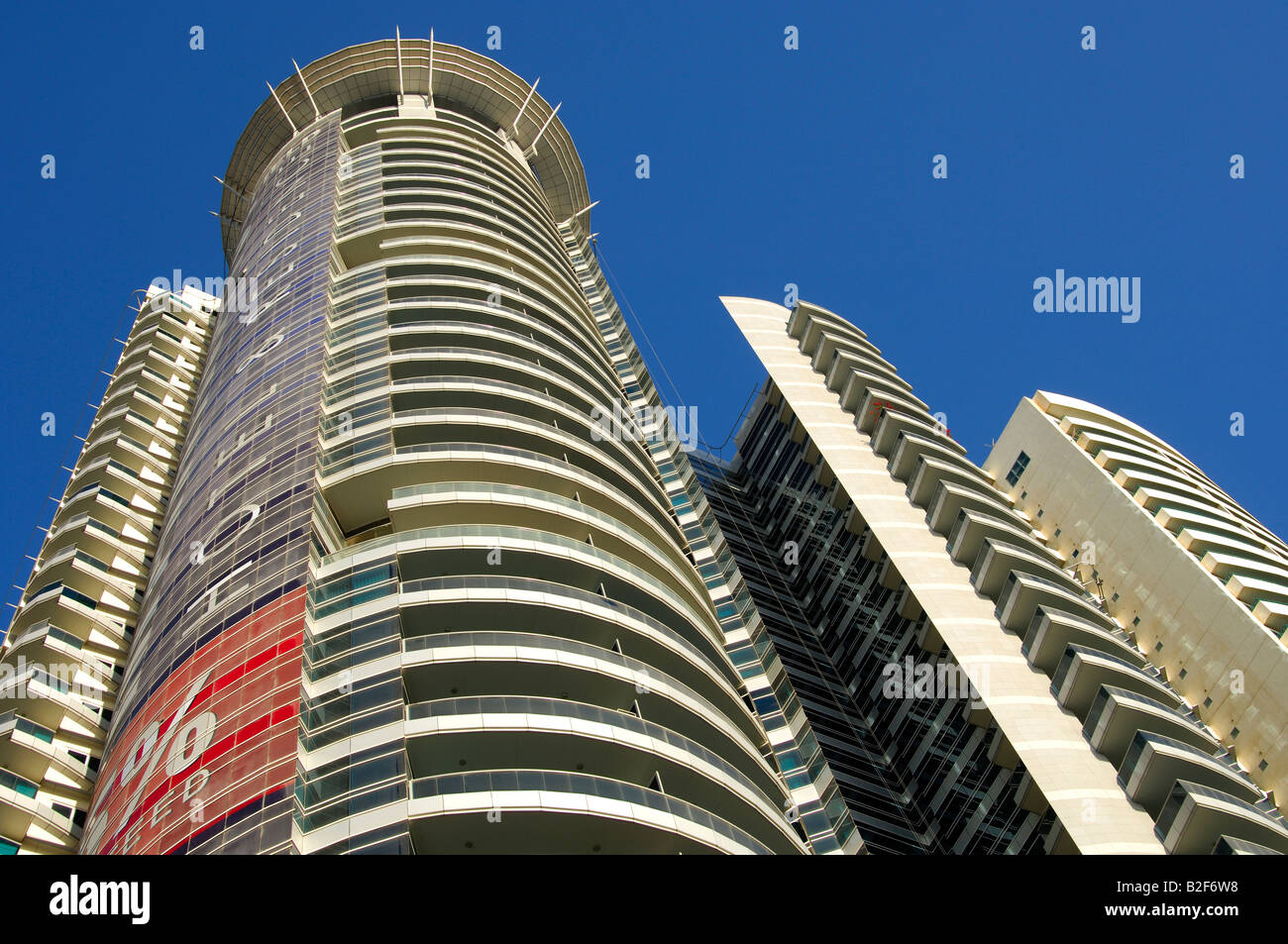 Bassa angolazione del Grosvenor House Torre commerciale, Sheikh Zayed Road, Dubai, Emirati Arabi Uniti Foto Stock