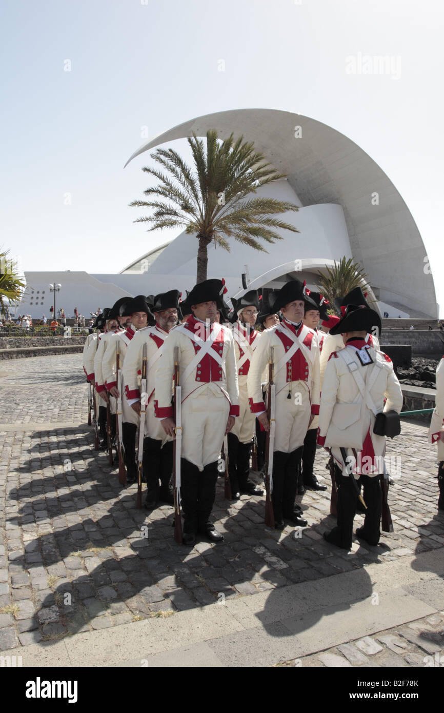 Il Batallon de Canarias davanti al Auditorio prima di una rievocazione storica del 1797 Battaglia di Santa Cruz Tenerife Foto Stock