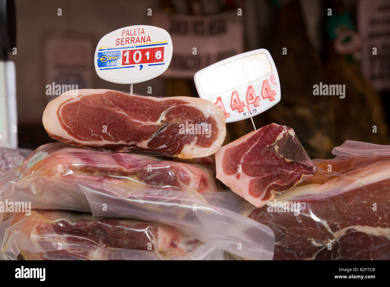 Spagna Salamanca Jamon visualizzato nel mercato con il prezzo in euro sul segno prosciutto cotto è una prelibatezza spagnola Foto Stock