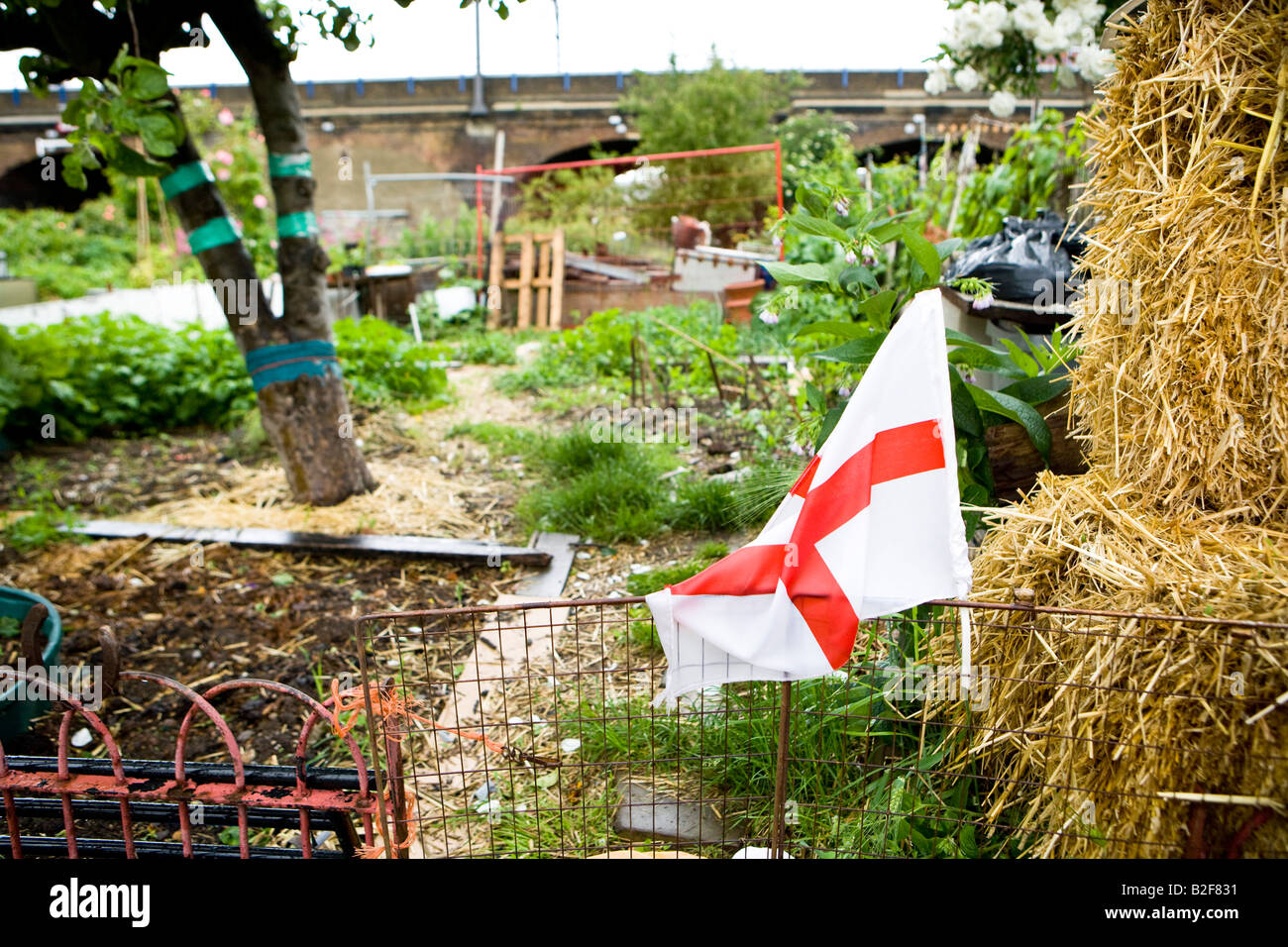 Riparto nell'east end di Londra con la bandiera inglese Foto Stock