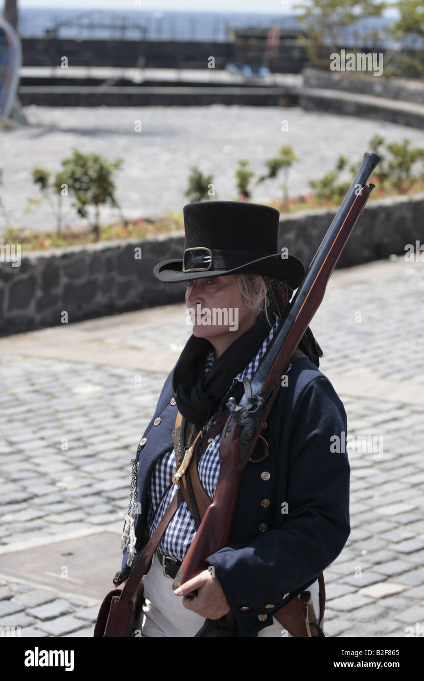 Un elemento femmina delle forze inglesi in marcia durante una rievocazione storica del 1797 Battaglia di Santa Cruz Tenerife Foto Stock