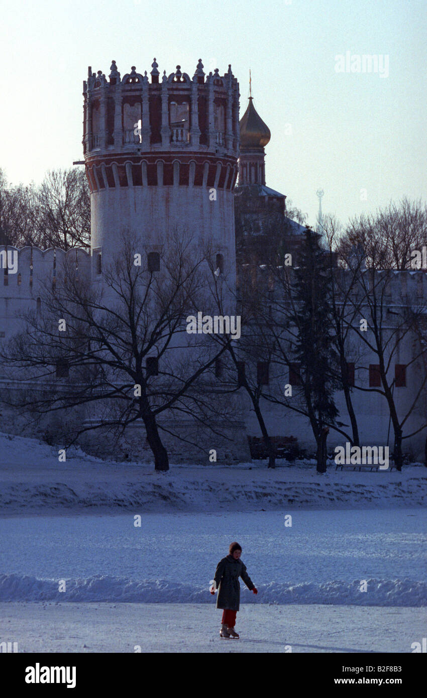 Pattinatore su ghiaccio davanti al Convento Novodevichy a Mosca durante il periodo invernale Foto Stock
