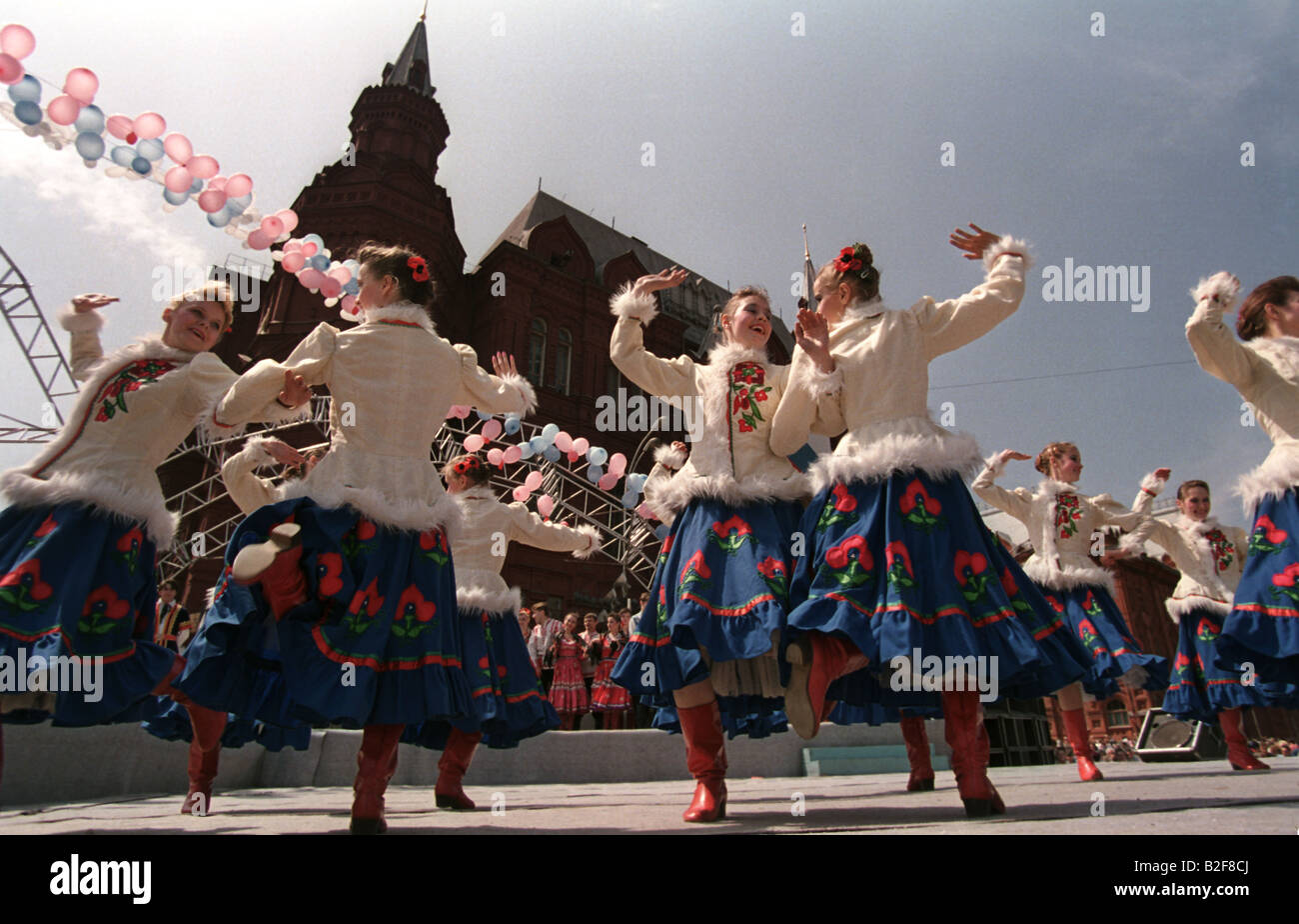 Le giovani ragazze danza bambini durante i festeggiamenti per la giornata a Mosca s quadrato rosso Foto Stock