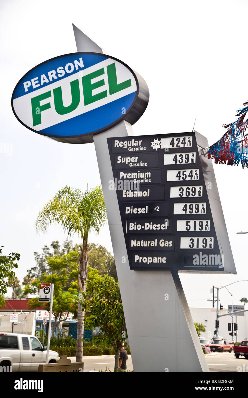 Un segno pubblicità propano etanolo biodiesel e gas naturale a benzina e a San Diego la stazione di riempimento speciali combustibili alternativi Foto Stock