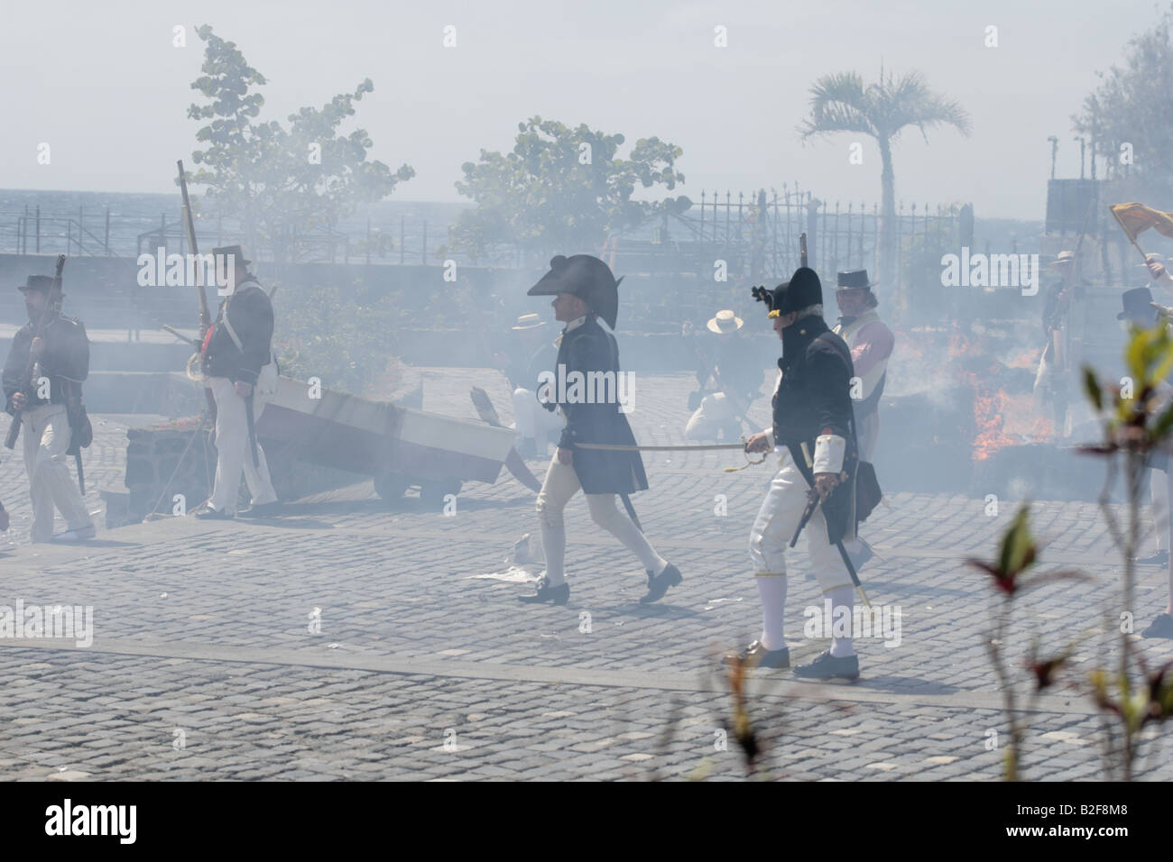 Capitano Troughbridge e le truppe inglesi si muovono attraverso una smoky haze durante una rievocazione storica del 1797 Battaglia di Santa Cruz Tenerife Foto Stock