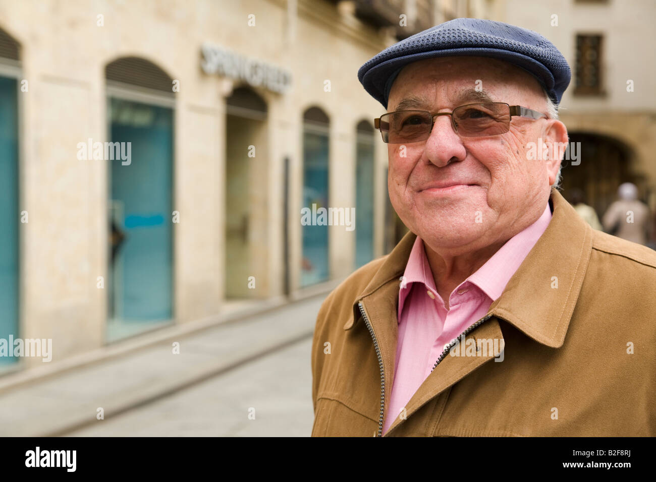 Spagna Salamanca Ritratto di uomo spagnolo con berretto e occhiali su strada di città Foto Stock