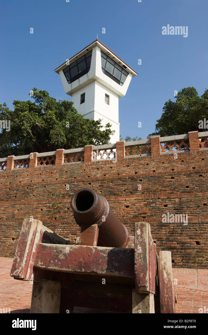 Il Cannone e torre di avvistamento in olandese costruito Fort Zeelandia Anping Tainan Taiwan ROC Foto Stock