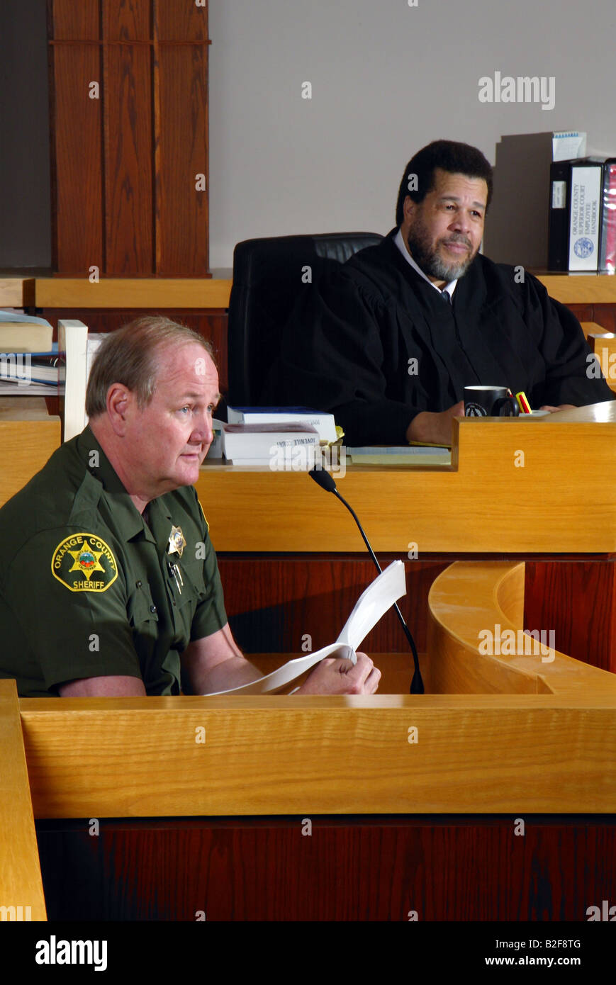 Come un africano giudice americano ascolta un vice sherrif testimonia in un Southern California courtroom Foto Stock