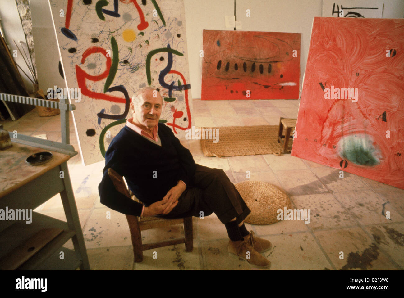Ritratto di Joan Miro, Catalano artista spagnolo, tra le sue opere. Foto Stock