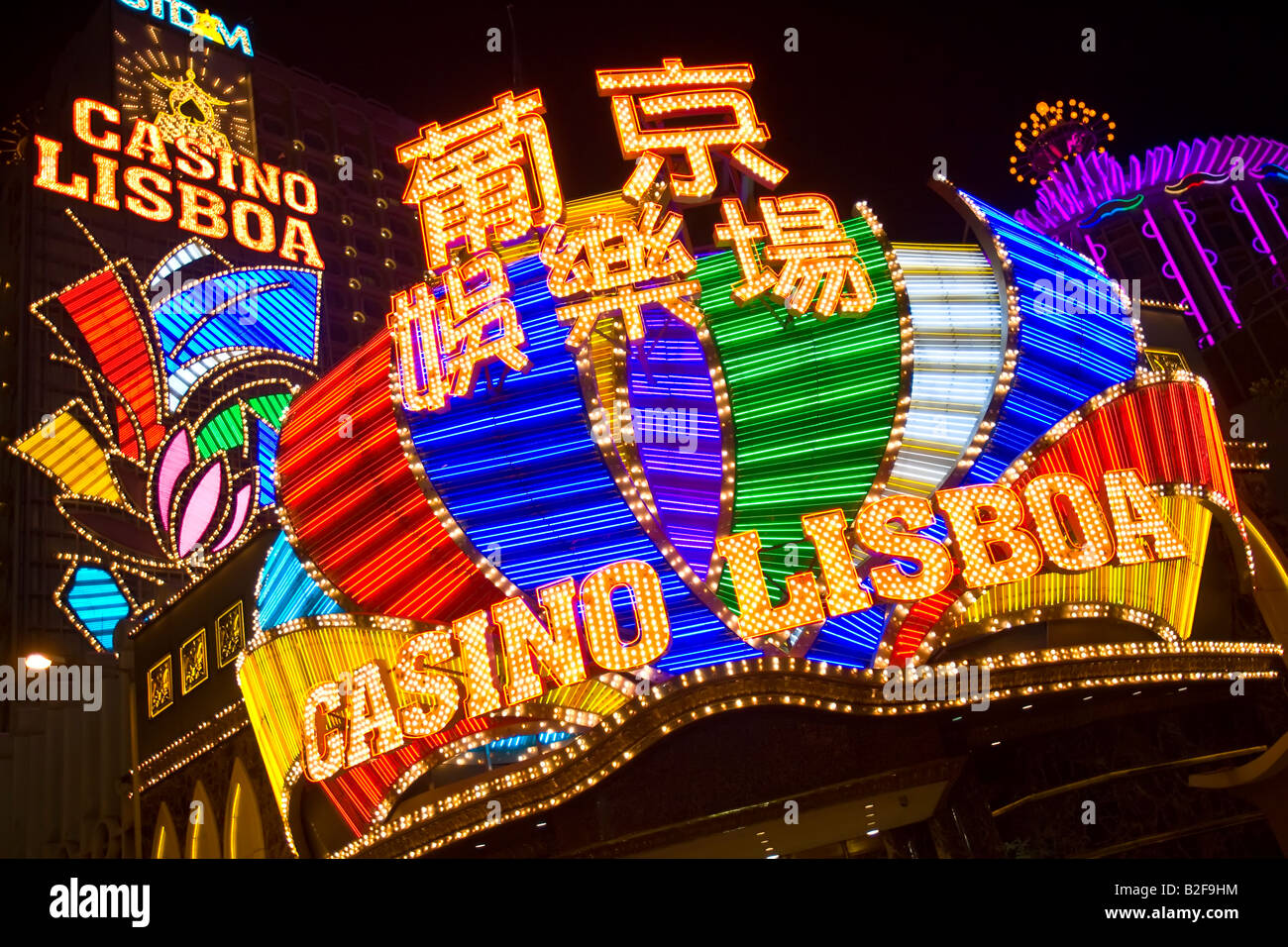 Macao Cina - luci al neon e segni di Casino Lisboa di notte. Macao è l'unica regione in Cina dove il gioco d'azzardo è consentito. Foto Stock